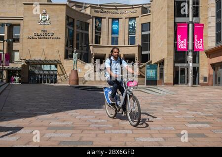 Glasgow, Scozia, Regno Unito. 5 Giugno 2020. Un ciclista su Buchanan Street. Il governo scozzese ha annunciato il 28 maggio un allentamento delle regole di blocco del coronavirus. Credit: Notizie dal vivo SKULLY/Alamy Foto Stock