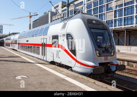 Stoccarda, Germania - 22 aprile 2020: IC2 Intercity 2 treno a due piani alla stazione ferroviaria centrale di Stoccarda in Germania. Foto Stock