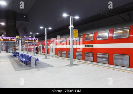 Gerusalemme, Israele - 17 febbraio 2019: Gerusalemme Stazione ferroviaria di Yitzhak Navon con treno regionale in Israele. Foto Stock