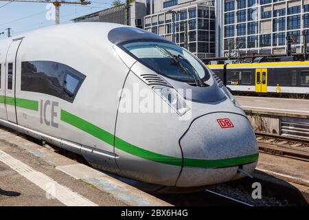 Stoccarda, Germania - 22 aprile 2020: LOCOMOTIVA FERROVIARIA ICE 3 Velaro D presso la stazione ferroviaria principale di Stoccarda in Germania. Foto Stock