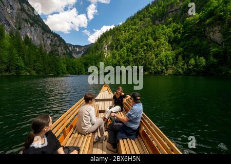 Vista della prow di una 'Plätte', una tradizionale barca piatta in legno, che attraversa il leggendario lago Toplitz, la regione di Ausseer Land, la Stiria, l'Austria Foto Stock