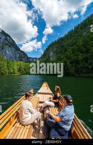 Vista della prow di una 'Plätte', una tradizionale barca piatta in legno, che attraversa il leggendario lago Toplitz, la regione di Ausseer Land, la Stiria, l'Austria Foto Stock