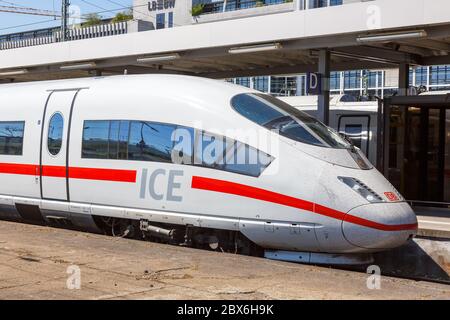 Stoccarda, Germania - 22 aprile 2020: LOCOMOTIVA FERROVIARIA ICE 3 presso la stazione ferroviaria principale di Stoccarda in Germania. Foto Stock