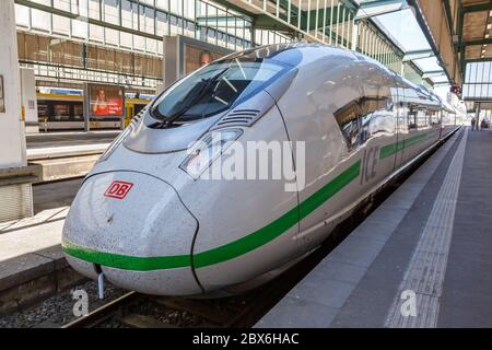 Stoccarda, Germania - 22 aprile 2020: ICE 3 Velaro D treno locomotiva ecologica della stazione ferroviaria di Stoccarda in Germania. Foto Stock