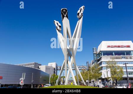 Stoccarda, Germania - 22 aprile 2020: Sede centrale della Porsche, architettura artistica di Stoccarda, Zuffenhausen, Germania. Foto Stock