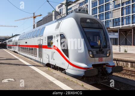 Stoccarda, Germania - 22 aprile 2020: Locomotiva a due piani IC2 Intercity 2 alla stazione ferroviaria centrale di Stoccarda in Germania. Foto Stock