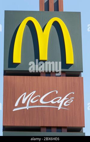 Stoccarda, Germania - 22 aprile 2020: McDonalds Logo segno McDonald's McCafe Cafe Ristorante Mc Donald's Mc Donalds formato ritratto Stoccarda in Germania Foto Stock