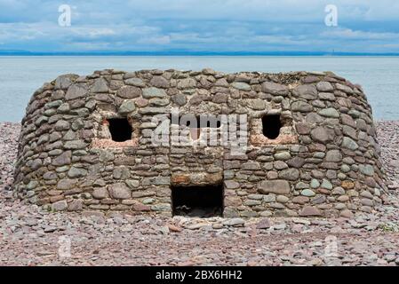 Resti di una seconda guerra mondiale pillbox sulla spiaggia vicino al porto di Porlock Weir a Somerset, Inghilterra, Regno Unito. Parte del percorso della costa meridionale in ENP Foto Stock