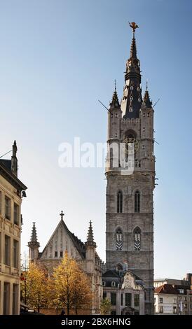 Campanile di Gand e Lakenhalle. Belgio Foto Stock