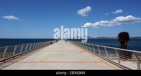 Il Pontile Nord è una passeggiata sul mare a Napoli Foto Stock