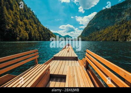 Vista della prow di una 'Plätte', una tradizionale barca piatta in legno, che attraversa il leggendario lago Toplitz, la regione di Ausseer Land, la Stiria, l'Austria Foto Stock