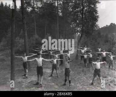 Il campo estivo di JH Heinrich Hoffmann fotografa 1933 il fotografo ufficiale di Adolf Hitler, e un politico e editore nazista, che era un membro del circolo intimo di Hitler. Foto Stock