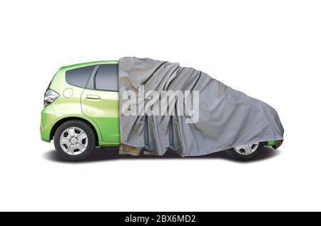 Auto metà coperta isolata su sfondo bianco Foto Stock