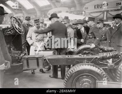 Il leader del corpo (NSKK) Huehnlein visita la mostra di auto Heinrich Hoffmann Fotografie 1933 fotografo ufficiale di Adolf Hitler, e un politico e editore nazista, che era un membro del circolo intimo di Hitler. Foto Stock