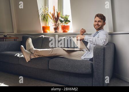 Giovane uomo d'affari che lavora nel suo ufficio moderno Foto Stock