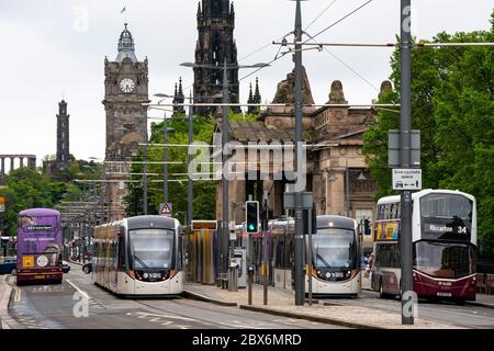 Vista dei tram e degli autobus su Princes Street a Edimburgo, Scozia, Regno Unito Foto Stock