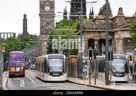 Vista dei tram e degli autobus su Princes Street a Edimburgo, Scozia, Regno Unito Foto Stock