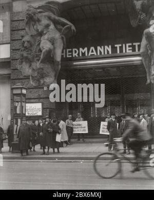 Boicottaggio contro le imprese ebraiche Heinrich Hoffmann Fotografie 1933 fotografo ufficiale di Adolf Hitler, e un politico e editore nazista, che era un membro del circolo intimo di Hitler. Foto Stock