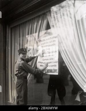 Boicottaggio contro le imprese ebraiche Heinrich Hoffmann Fotografie 1933 fotografo ufficiale di Adolf Hitler, e un politico e editore nazista, che era un membro del circolo intimo di Hitler. Foto Stock