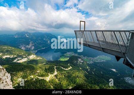 Vista mozzafiato sulla regione del Salzkammergut, OÖ, Austria, vista dalla piattaforma di osservazione a 5 dita sulla cima del monte Krippenstein Foto Stock