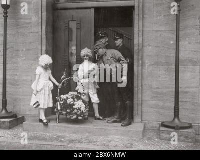 Congratulazioni per il compleanno di Hitler il 20 aprile 35 Heinrich Hoffmann fotografa 1933 il fotografo ufficiale di Adolf Hitler, e un politico e editore nazista, che era un membro del circolo intimo di Hitler. Foto Stock