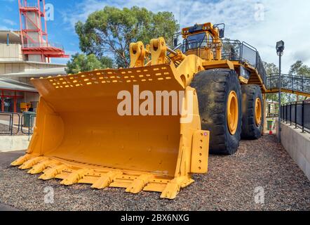 Una pala gommata Caterpillar 994 gigante utilizzata nella miniera d'oro Super Pit (Fimiston Open Pit), nella miniera turistica del nord di Hannan, a Kalgoorlie, a campi da oro orientali, Foto Stock