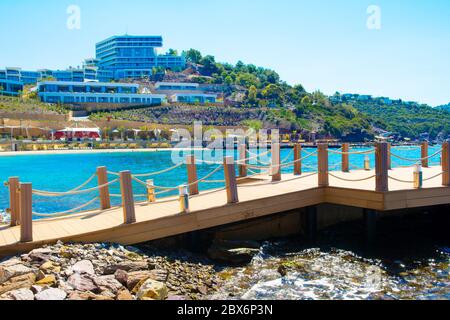 Bodrum, Turchia - 01 settembre 2017: Splendido paesaggio mediterraneo con mare Egeo sulla spiaggia di resort di lusso a Bodrum Foto Stock