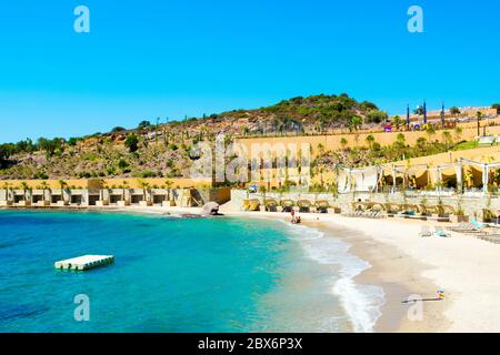 Bodrum, Turchia - 01 settembre 2017: Splendido paesaggio mediterraneo con mare Egeo sulla spiaggia di resort di lusso a Bodrum Foto Stock