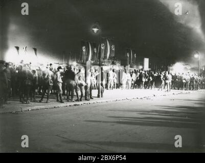 1 maggio 1934 - rally notturno sul Tempelhofer Feld a Berlino. Heinrich Hoffmann fotografa 1933 il fotografo ufficiale di Adolf Hitler, e un politico e editore nazista, che era un membro del circolo intimo di Hitler. Foto Stock