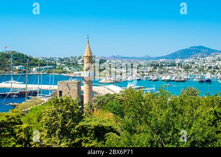 Bodrum, Turchia - 01 settembre 2017: Bellissimo paesaggio mediterraneo della baia di Bodrum, vista dal castello di Bodrum alla città vecchia e alla moschea Foto Stock