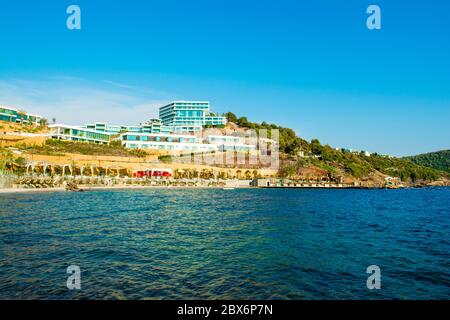 Bodrum, Turchia - 01 settembre 2017: Splendido paesaggio mediterraneo con mare Egeo sulla spiaggia di resort di lusso a Bodrum Foto Stock