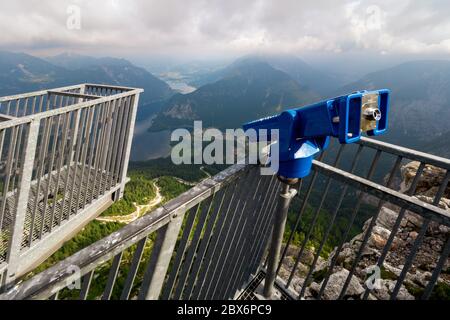 Vista mozzafiato sulla regione del Salzkammergut, OÖ, Austria, vista dalla piattaforma di osservazione a 5 dita sulla cima del monte Krippenstein Foto Stock