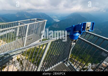 Vista mozzafiato sulla regione del Salzkammergut, OÖ, Austria, vista dalla piattaforma di osservazione a 5 dita sulla cima del monte Krippenstein Foto Stock