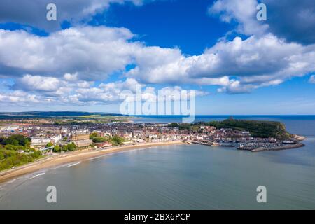 Foto aerea del centro di Scarborough, nello Yorkshire orientale, nel Regno Unito, che mostra la spiaggia costiera e il porto con le barche e il Castello di Scarborough Foto Stock