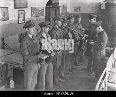 Nella Scuola Reichsführer del Servizio del lavoro Reich (RAD) a Bernau, vicino a Berlino, Heinrich Hoffmann fotografa 1933 il fotografo ufficiale di Adolf Hitler, e un politico e editore nazista, che era un membro del circolo intimo di Hitler. Foto Stock