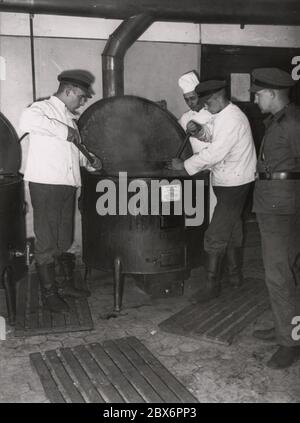 Nella Scuola Reichsführer del Servizio del lavoro Reich (RAD) a Bernau, vicino a Berlino, Heinrich Hoffmann fotografa 1933 il fotografo ufficiale di Adolf Hitler, e un politico e editore nazista, che era un membro del circolo intimo di Hitler. Foto Stock