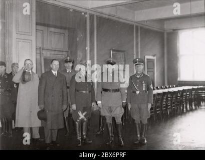 Nella Scuola Reichsführer del Servizio del lavoro Reich (RAD) a Bernau, vicino a Berlino, Reichsarbeitsfuehrer Hirl Heinrich Hoffmann fotografa 1933 il fotografo ufficiale di Adolf Hitler, e un politico e editore nazista, che era un membro del circolo intimo di Hitler. Foto Stock