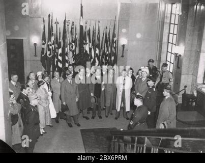 La Sala della bandiera nella Casa marrone, Monaco Heinrich Hoffmann Fotografie 1933 il fotografo ufficiale di Adolf Hitler, e un politico e editore nazista, che era un membro del circolo intimo di Hitler. Foto Stock