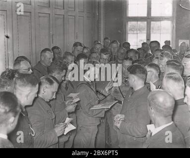 Nella Scuola Reichsführer del Servizio del lavoro Reich (RAD) a Bernau, vicino a Berlino, Heinrich Hoffmann fotografa 1933 il fotografo ufficiale di Adolf Hitler, e un politico e editore nazista, che era un membro del circolo intimo di Hitler. Foto Stock