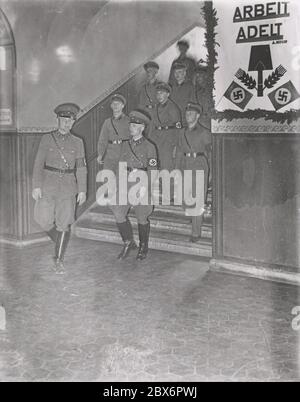 Nella Scuola Reichsführer del Servizio del lavoro Reich (RAD) a Bernau, vicino a Berlino, Heinrich Hoffmann fotografa 1933 il fotografo ufficiale di Adolf Hitler, e un politico e editore nazista, che era un membro del circolo intimo di Hitler. Foto Stock