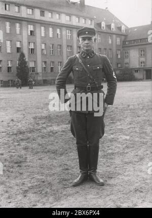 Nella Scuola Reichsführer del Servizio del lavoro Reich (RAD) a Bernau, vicino a Berlino, Heinrich Hoffmann fotografa 1933 il fotografo ufficiale di Adolf Hitler, e un politico e editore nazista, che era un membro del circolo intimo di Hitler. Foto Stock