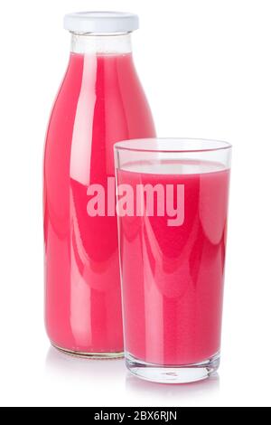Succo di frutta bevanda frullato di fragola in una bottiglia e un bicchiere isolati su sfondo bianco Foto Stock