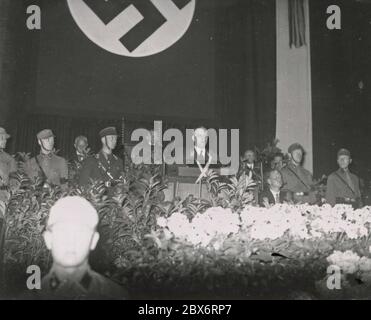 Rosenberg parla Heinrich Hoffmann Fotografie 1933 fotografo ufficiale di Adolf Hitler, e un politico e editore nazista, che era un membro del circolo intimo di Hitler. Foto Stock