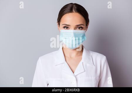 Closeup foto di attraente virologo serio doc lady esperto professionista ascoltare paziente indossare viso maschera di cotone medico uniforme camice da laboratorio Foto Stock