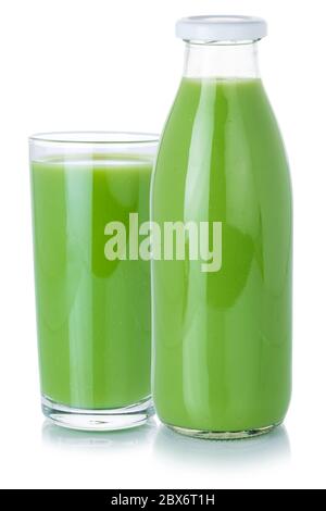 Bottiglia di frullato verde succo di frutta e bicchiere isolato su sfondo bianco Foto Stock