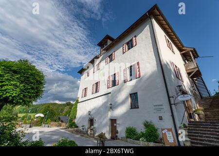 Il Castello di Mattsee si trova sul lago omonimo nella città di mercato di Flachgau, Mattsee. È uno degli oggetti elencati in Mattsee. Foto Stock