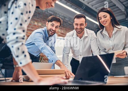 Sorridendo i colleghi che discutono i dettagli del nuovo contratto Foto Stock