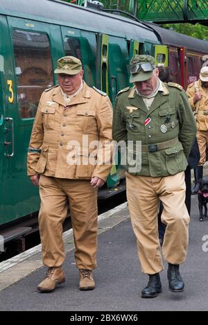 Mid Hants Railway 'War on the Line' 2019 (D-Day 75) con gli Enactor vestiti in costume d'epoca alle stazioni di Alresford, Rotley e Medstead & Four Marks. Foto Stock