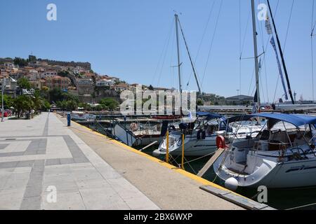 KAVALA, GRECIA - 31 MAGGIO 2016: Barche da pesca nel porto della città di Kavala in Grecia. Molo per barche e yacht. Foto Stock