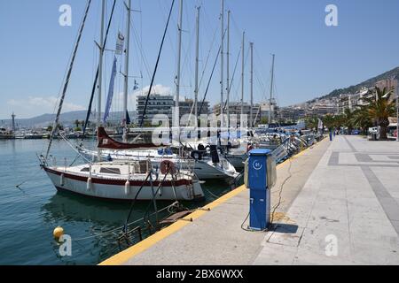 KAVALA, GRECIA - 31 MAGGIO 2016: Barche da pesca nel porto della città di Kavala in Grecia. Molo per barche e yacht. Foto Stock